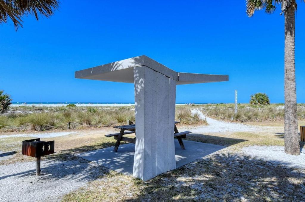 Canal 309 - Right In Siesta Key Village! Exterior photo